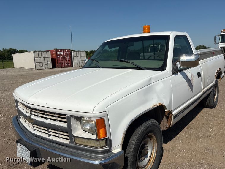 image for item DO5268 2000 Chevrolet C3500 pickup truck