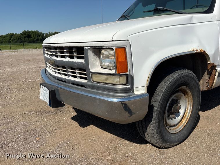 image for item DO5268 2000 Chevrolet C3500 pickup truck