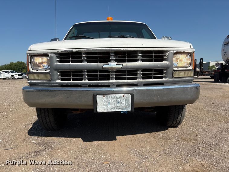 image for item DO5268 2000 Chevrolet C3500 pickup truck