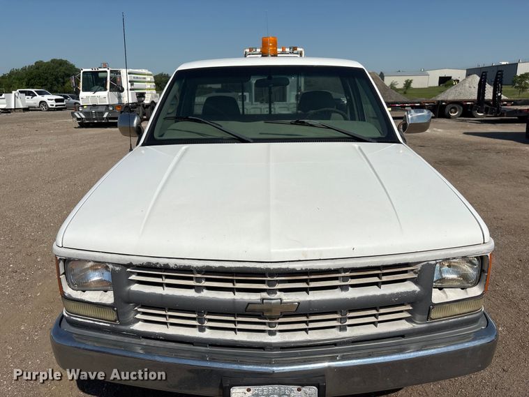 image for item DO5268 2000 Chevrolet C3500 pickup truck