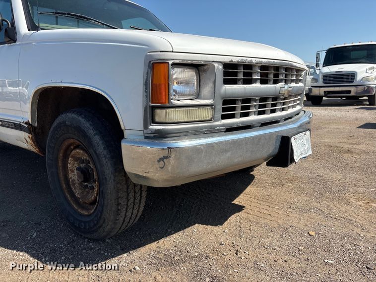 image for item DO5268 2000 Chevrolet C3500 pickup truck
