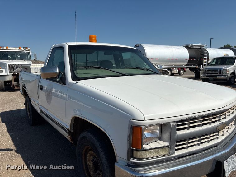 image for item DO5268 2000 Chevrolet C3500 pickup truck