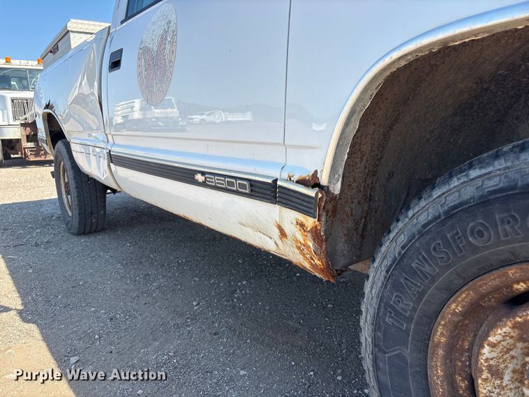 image for item DO5268 2000 Chevrolet C3500 pickup truck