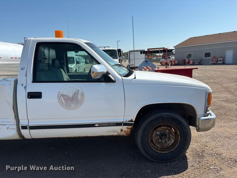 image for item DO5268 2000 Chevrolet C3500 pickup truck