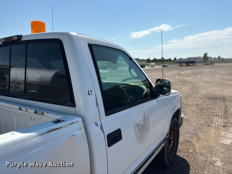 image for item DO5268 2000 Chevrolet C3500 pickup truck