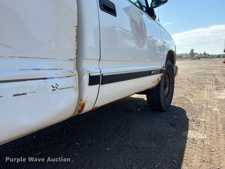 image for item DO5268 2000 Chevrolet C3500 pickup truck