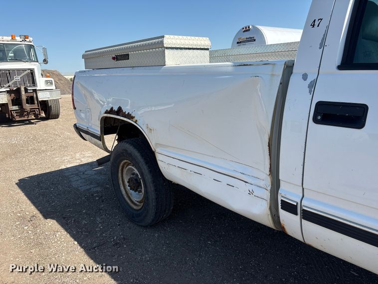image for item DO5268 2000 Chevrolet C3500 pickup truck