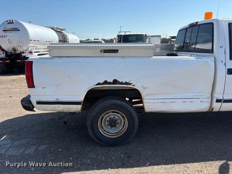 image for item DO5268 2000 Chevrolet C3500 pickup truck