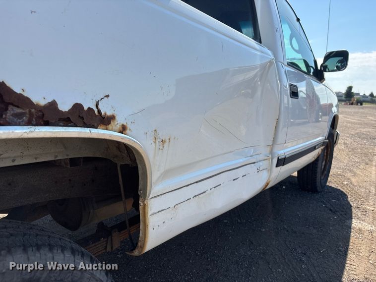 image for item DO5268 2000 Chevrolet C3500 pickup truck