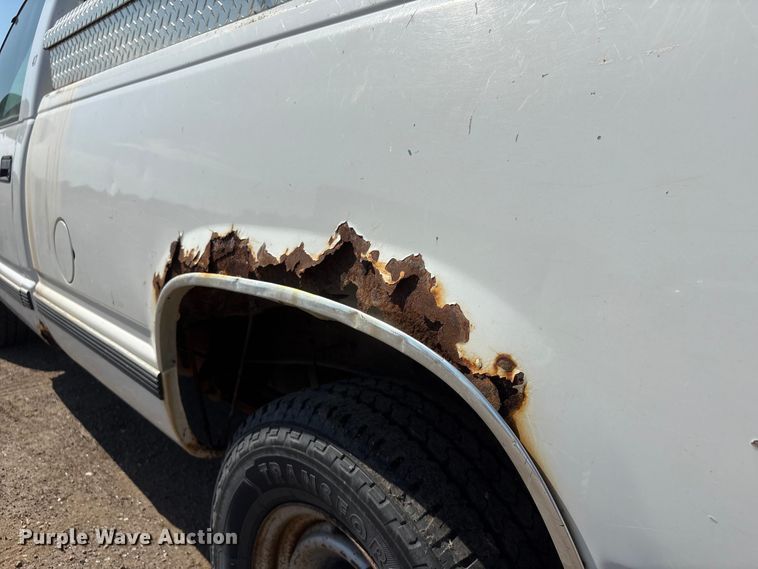 image for item DO5268 2000 Chevrolet C3500 pickup truck