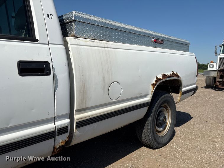 image for item DO5268 2000 Chevrolet C3500 pickup truck