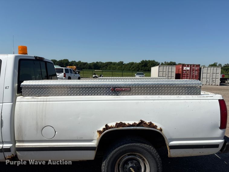 image for item DO5268 2000 Chevrolet C3500 pickup truck