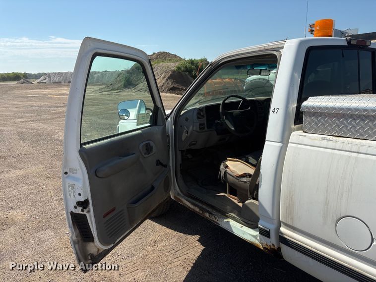 image for item DO5268 2000 Chevrolet C3500 pickup truck