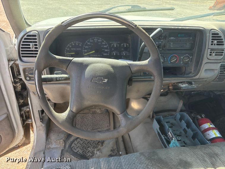 image for item DO5268 2000 Chevrolet C3500 pickup truck
