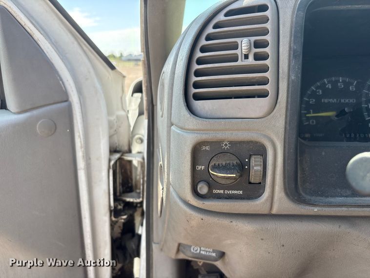 image for item DO5268 2000 Chevrolet C3500 pickup truck