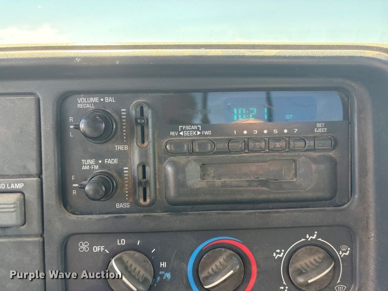 image for item DO5268 2000 Chevrolet C3500 pickup truck