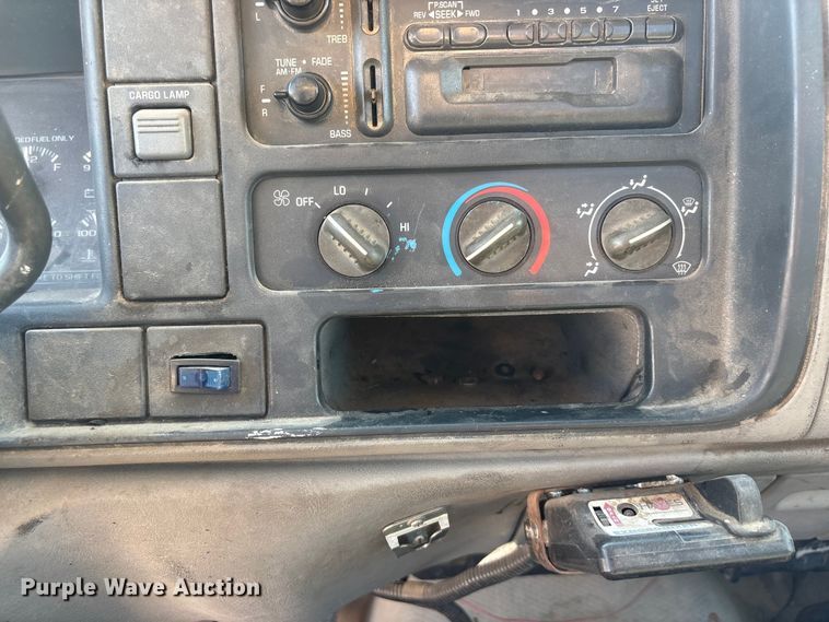 image for item DO5268 2000 Chevrolet C3500 pickup truck