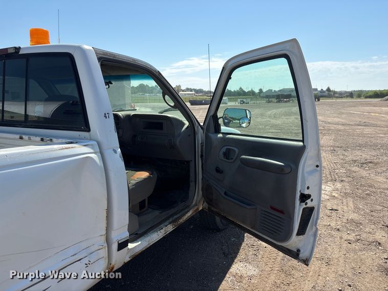 image for item DO5268 2000 Chevrolet C3500 pickup truck