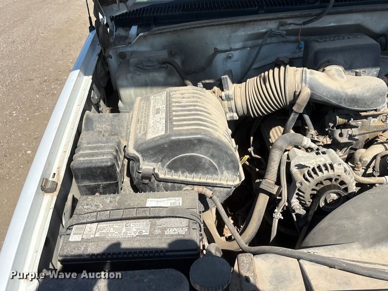 image for item DO5268 2000 Chevrolet C3500 pickup truck