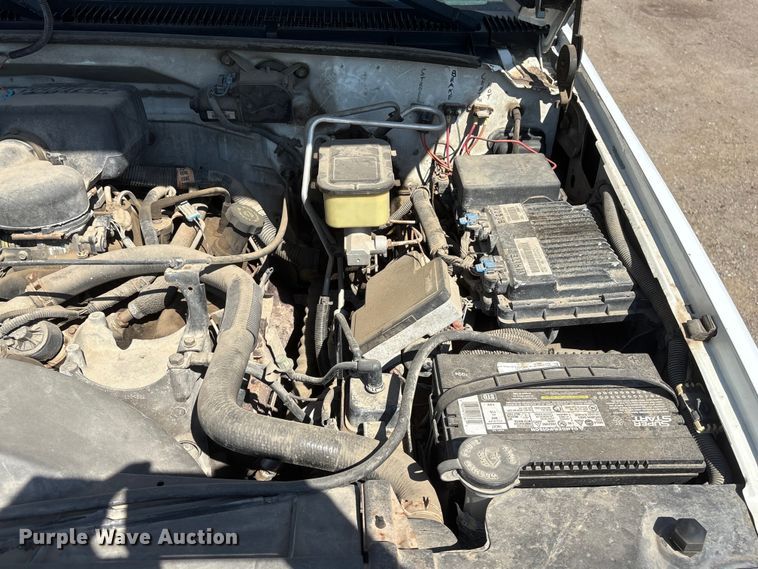 image for item DO5268 2000 Chevrolet C3500 pickup truck