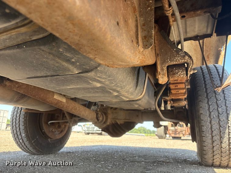 image for item DO5268 2000 Chevrolet C3500 pickup truck