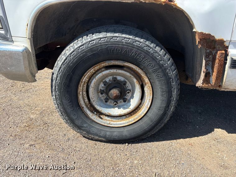 image for item DO5268 2000 Chevrolet C3500 pickup truck