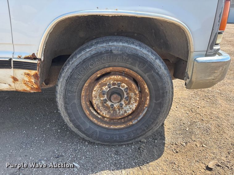 image for item DO5268 2000 Chevrolet C3500 pickup truck