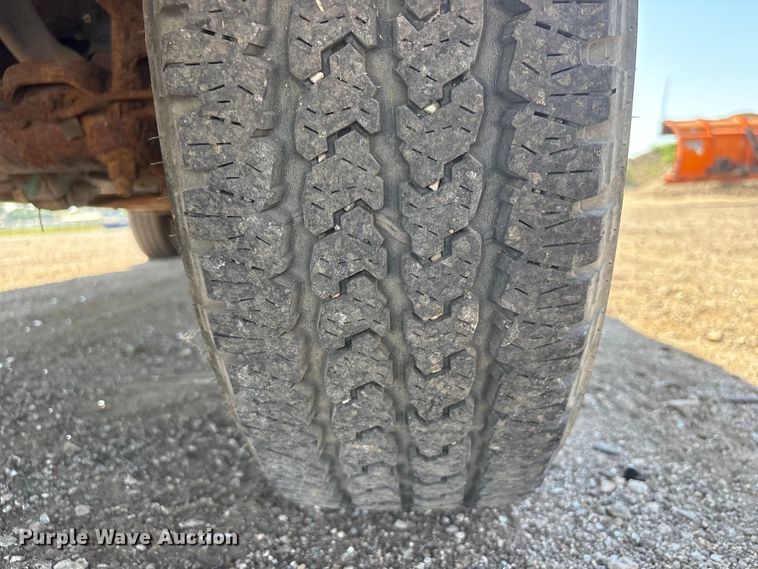 image for item DO5268 2000 Chevrolet C3500 pickup truck