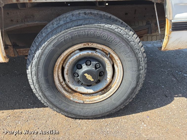 image for item DO5268 2000 Chevrolet C3500 pickup truck