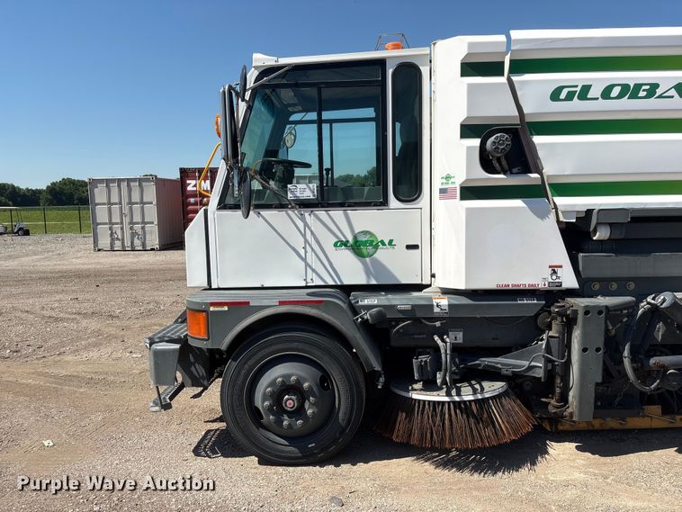 image for item DO5273 2019 Global M4HSD street sweeper truck