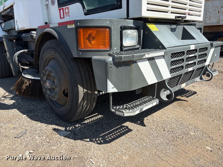 image for item DO5273 2019 Global M4HSD street sweeper truck