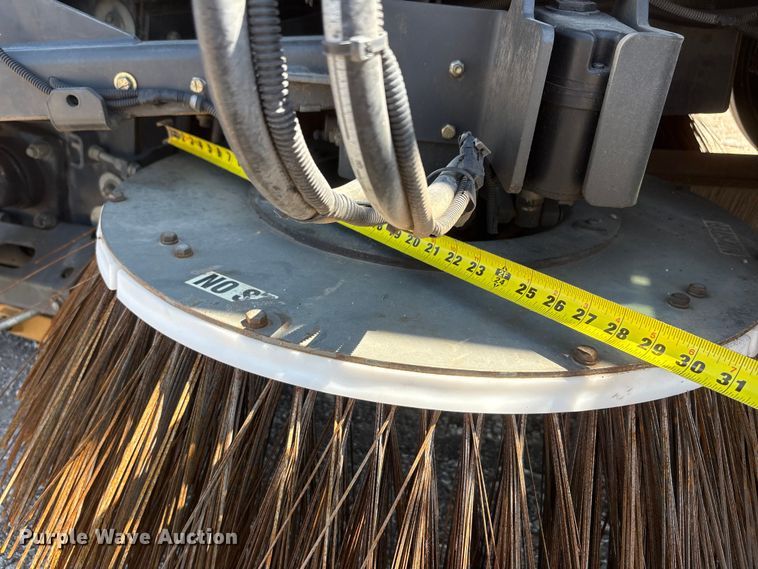 image for item DO5273 2019 Global M4HSD street sweeper truck