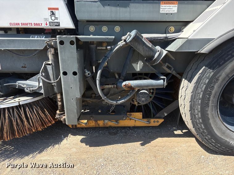 image for item DO5273 2019 Global M4HSD street sweeper truck
