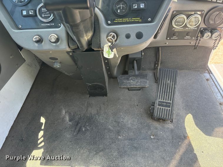 image for item DO5273 2019 Global M4HSD street sweeper truck