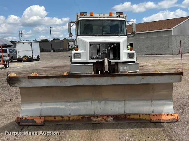 image for item DO5282 2000 Volvo WG dump truck