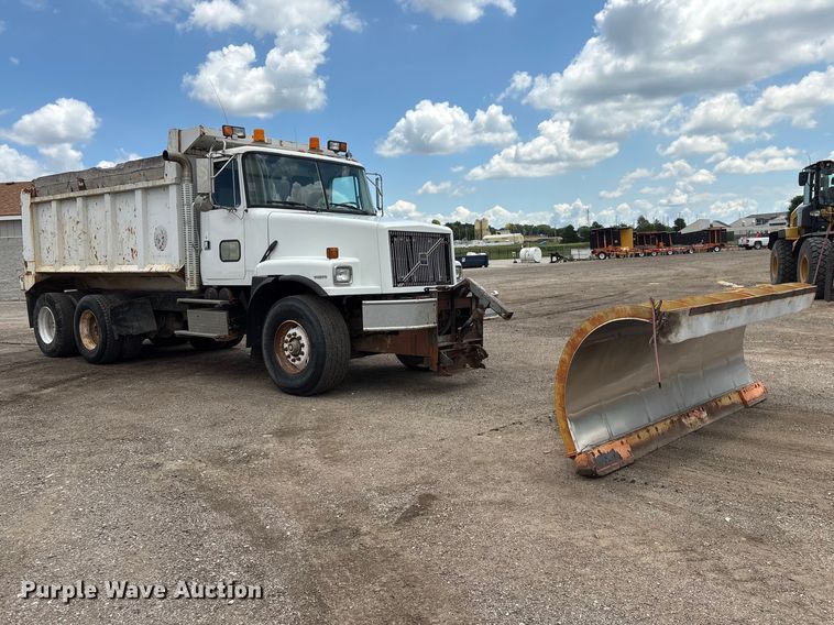 image for item DO5282 2000 Volvo WG dump truck