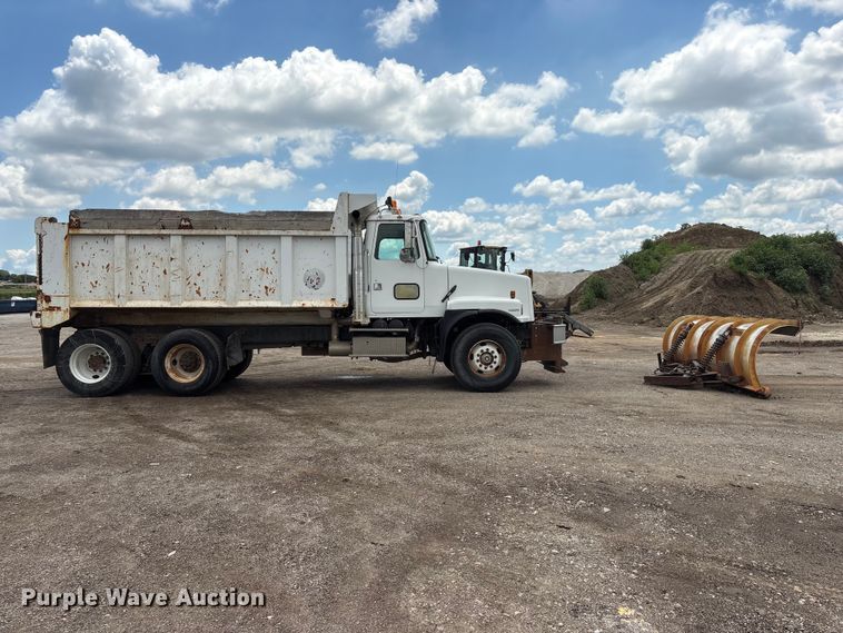 image for item DO5282 2000 Volvo WG dump truck
