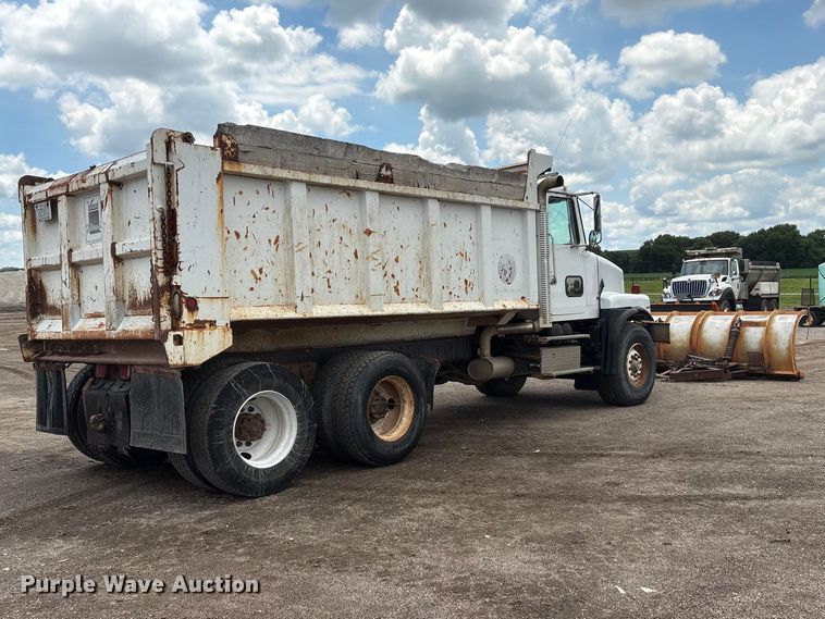 image for item DO5282 2000 Volvo WG dump truck