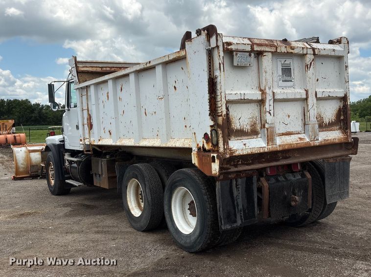 image for item DO5282 2000 Volvo WG dump truck