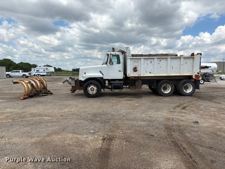 image for item DO5282 2000 Volvo WG dump truck