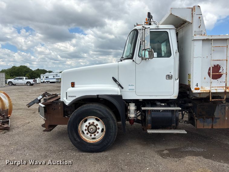 image for item DO5282 2000 Volvo WG dump truck