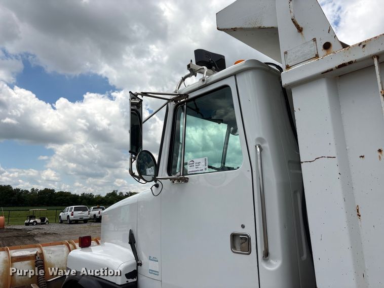 image for item DO5282 2000 Volvo WG dump truck