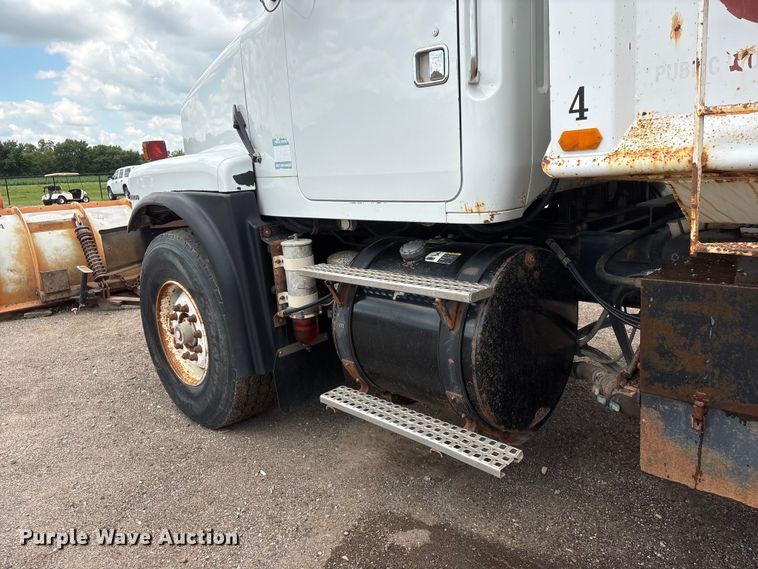 image for item DO5282 2000 Volvo WG dump truck