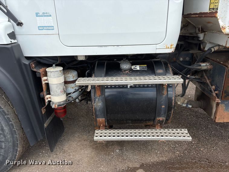image for item DO5282 2000 Volvo WG dump truck