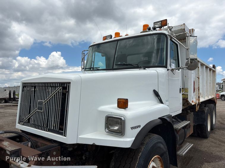 image for item DO5282 2000 Volvo WG dump truck