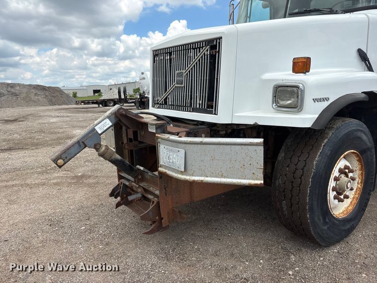image for item DO5282 2000 Volvo WG dump truck