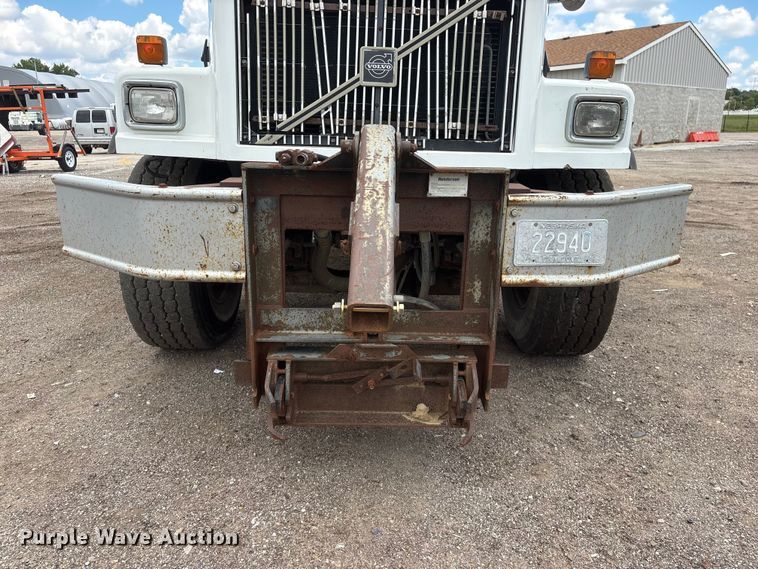 image for item DO5282 2000 Volvo WG dump truck