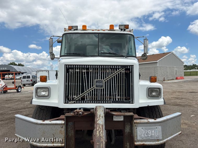 image for item DO5282 2000 Volvo WG dump truck