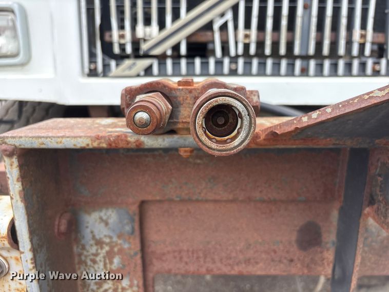 image for item DO5282 2000 Volvo WG dump truck