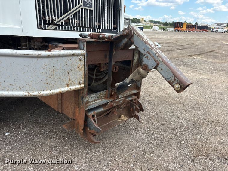 image for item DO5282 2000 Volvo WG dump truck